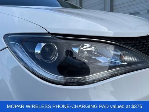 Used 2018 Chrysler Pacifica Limited image 9