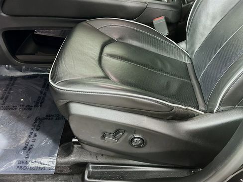 Used 2025 Chrysler Pacifica Limited image 30