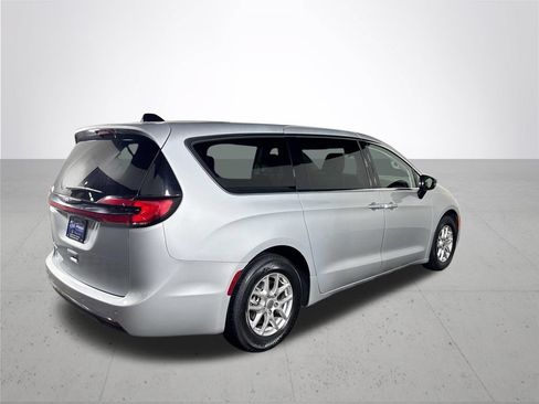 Used 2024 Chrysler Pacifica Touring-L FWD image 6