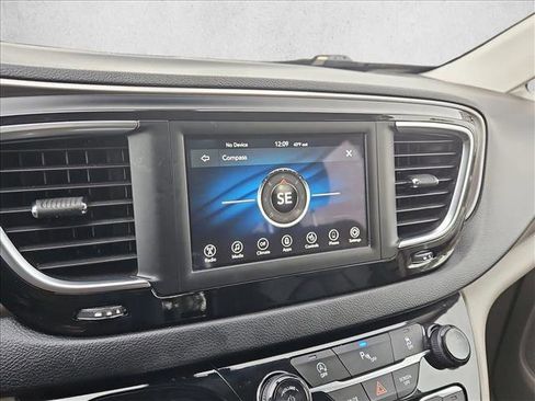 Used 2020 Chrysler Pacifica Touring-L FWD image 12
