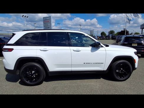 Used 2024 Jeep Grand Cherokee Altitude AWD/4WD image 9