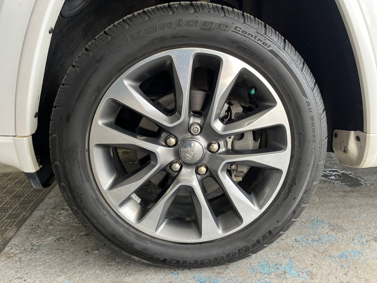 Used 2017 Jeep Grand Cherokee Overland AWD/4WD image 25