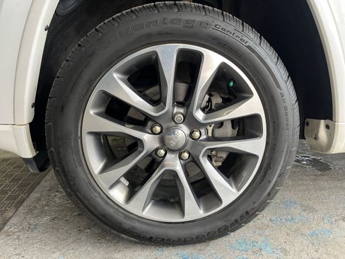 Used 2017 Jeep Grand Cherokee Overland AWD/4WD image 25
