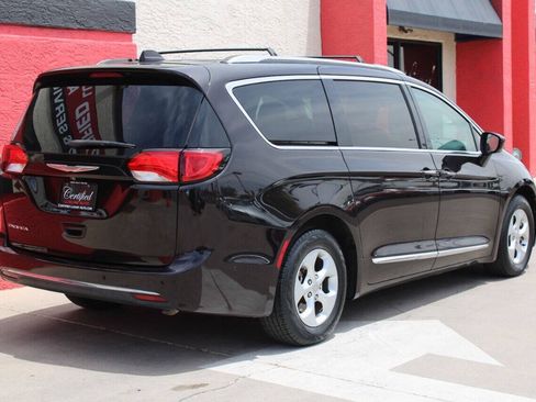 Used 2017 Chrysler Pacifica Touring-L Plus w/ Advanced Safetytec Group FWD image 8