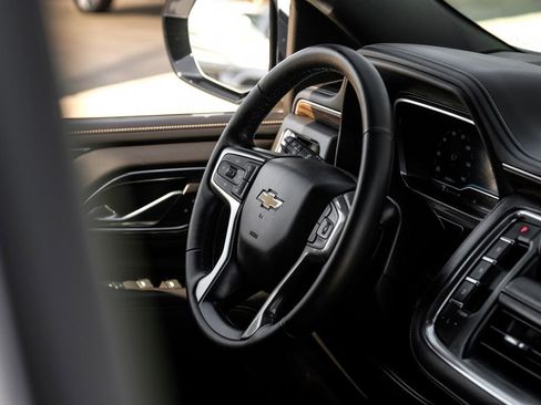 Used 2023 Chevrolet Suburban Premier image 11