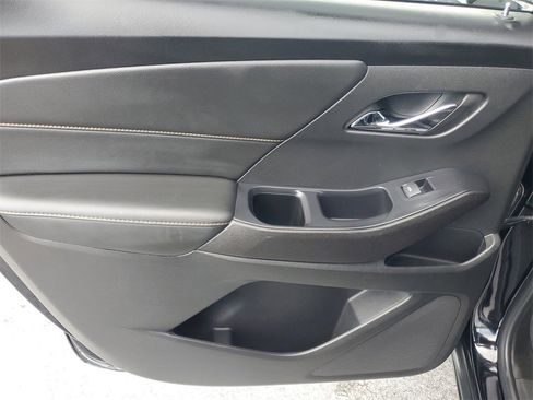 Used 2021 Chevrolet Traverse LT image 16