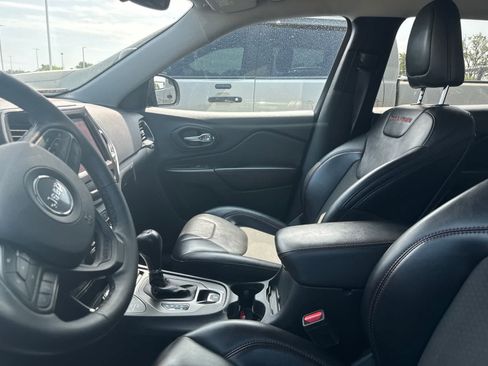 Used 2022 Jeep Cherokee Trailhawk w/ Sound & Nav Group AWD/4WD image 31