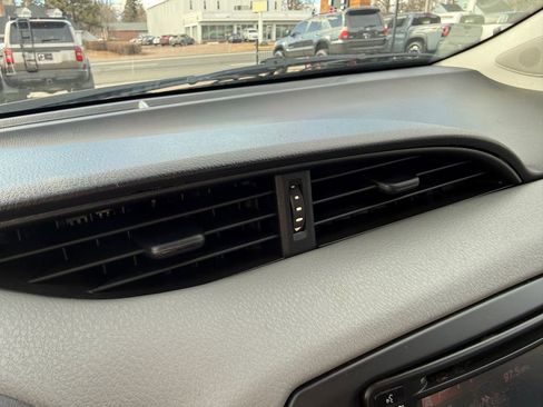 Used 2017 Toyota Yaris L image 29