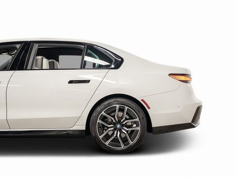 Used 2023 BMW 740i w/ Luxury Rear Seating Package image 18