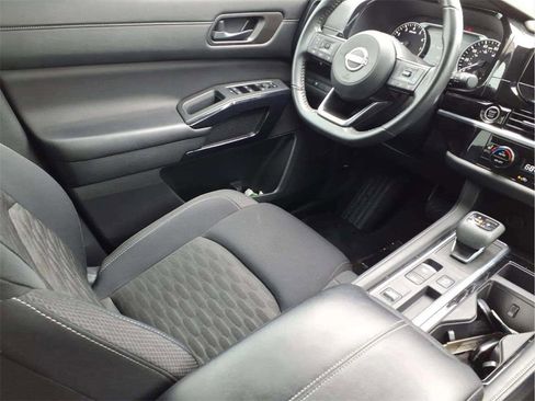 Used 2024 Nissan Pathfinder SV image 9