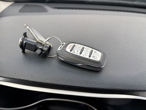 Used 2023 Chrysler Pacifica Touring-L FWD image 21