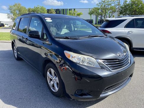 Used 2017 Toyota Sienna LE FWD image 1
