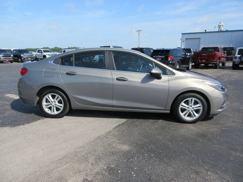Used 2017 Chevrolet Cruze LT w/ Convenience Package FWD image 5
