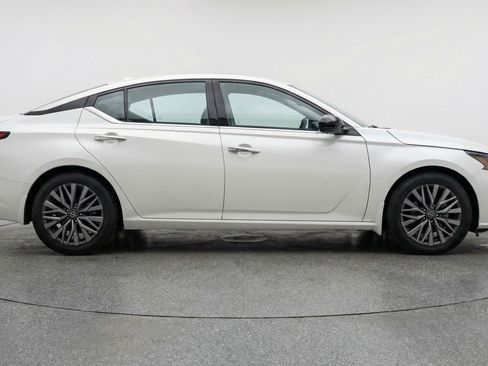 Used 2025 Nissan Altima 2.5 SV FWD image 11