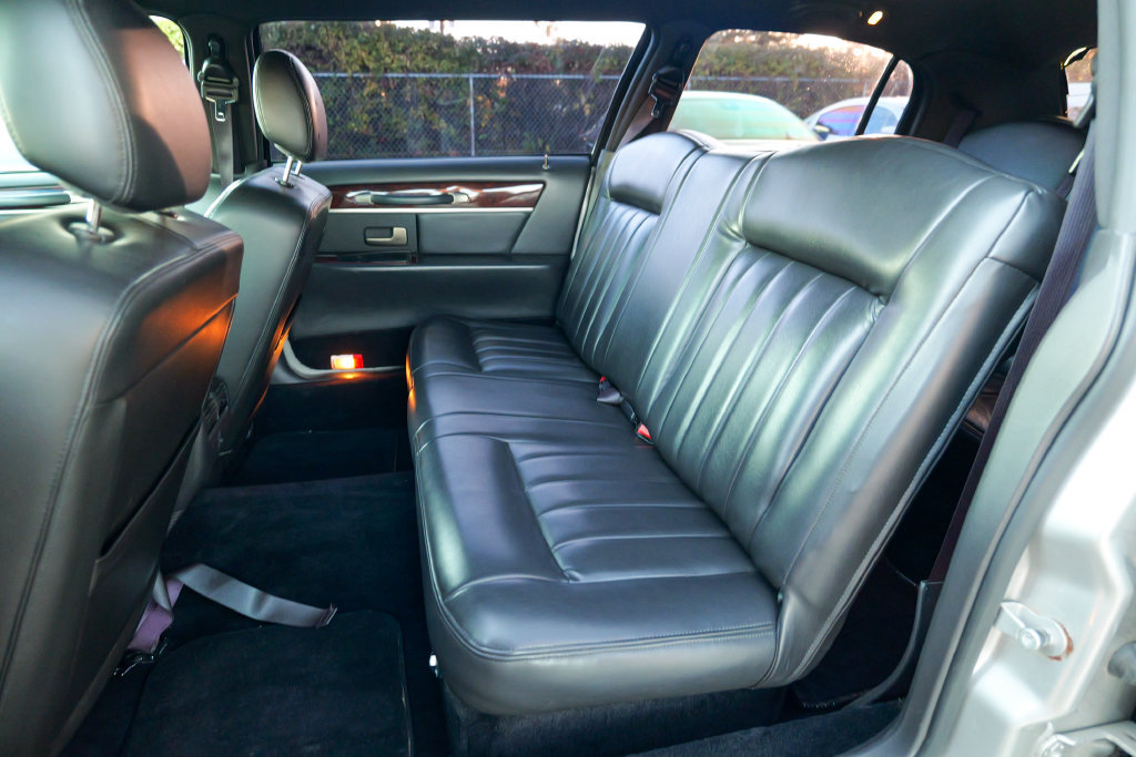 Used 2008 Lincoln Town Car Executive RWD image 27