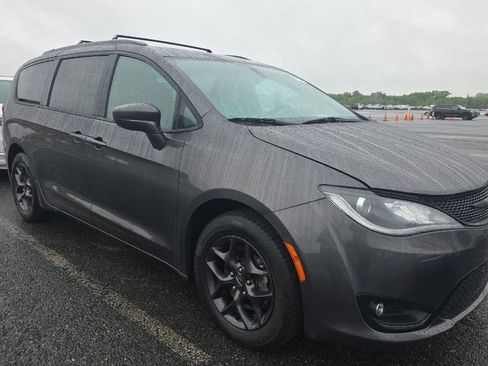 Used 2019 Chrysler Pacifica Touring-L w/ S Appearance Package FWD image 2