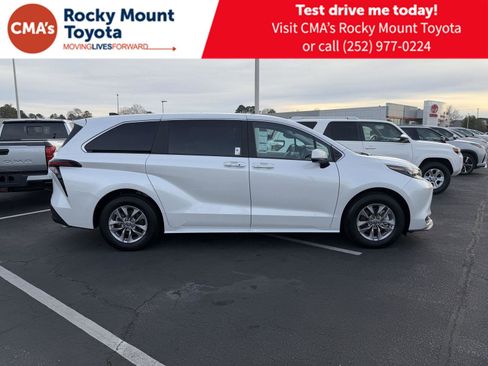 Used 2025 Toyota Sienna XLE image 7