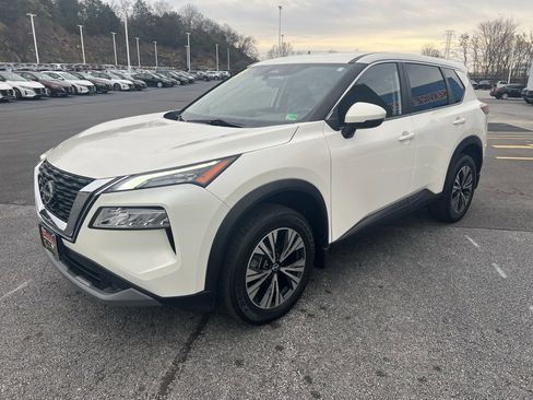 Used 2023 Nissan Rogue SV image 3