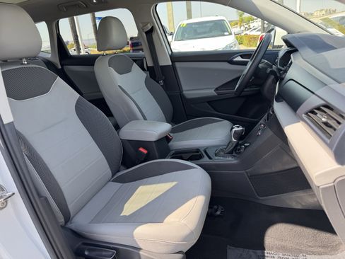 Used 2023 Volkswagen Taos SE w/ Panoramic Sunroof Package FWD image 36