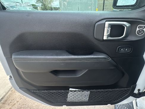 Certified 2020 Jeep Gladiator Overland image 12