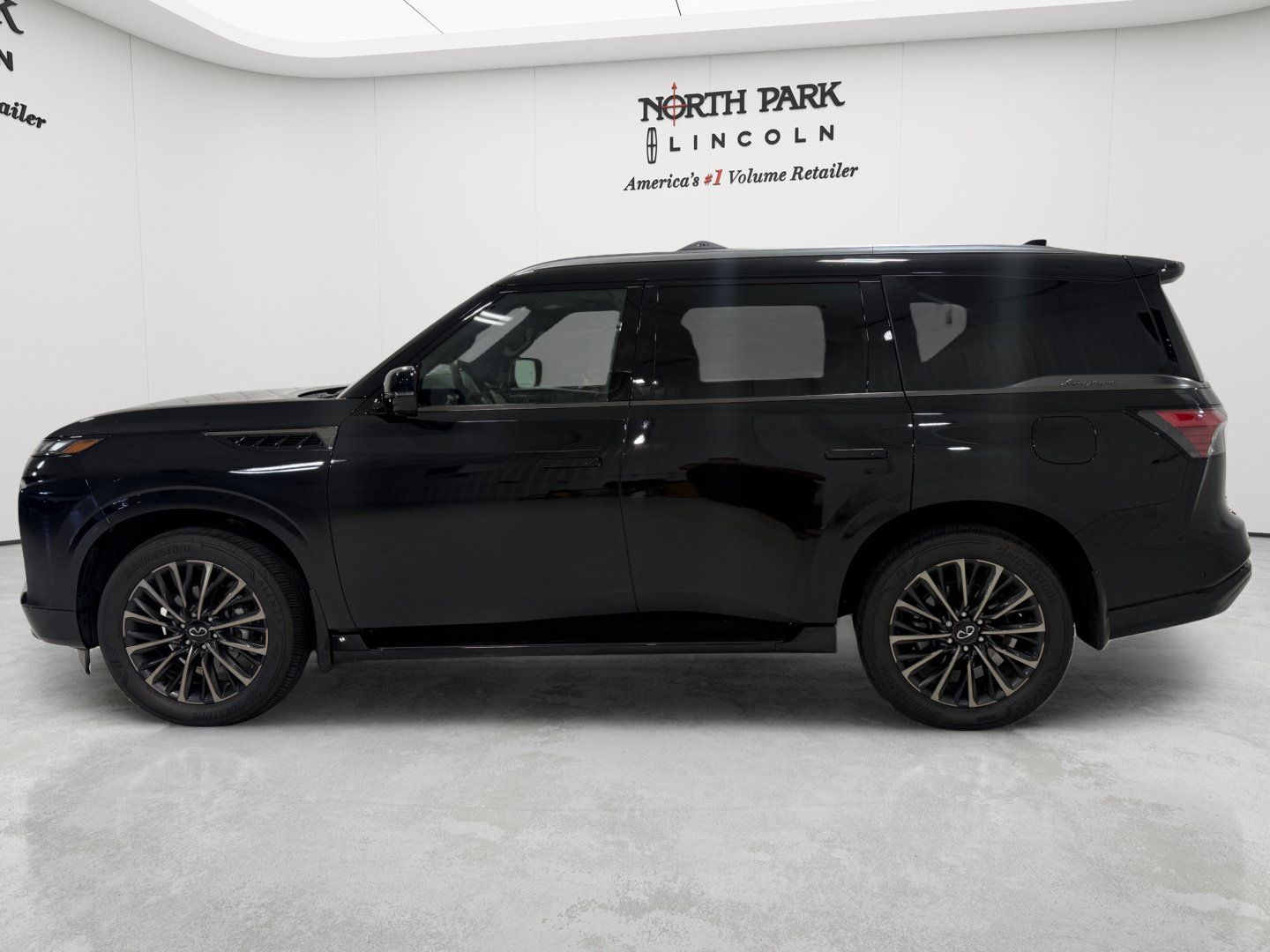 Used 2026 INFINITI QX80 Autograph AWD/4WD image 2