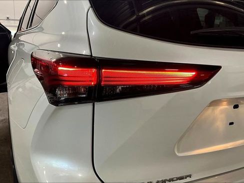 Used 2021 Toyota Highlander XLE AWD/4WD image 23
