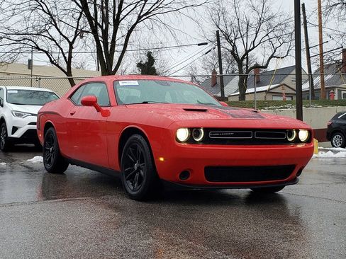 Used 2019 Dodge Challenger SXT image 3