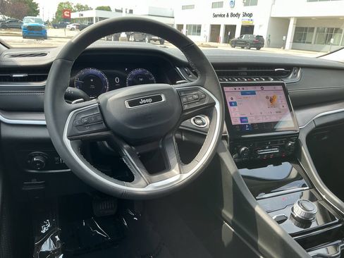 Certified 2023 Jeep Grand Cherokee L Limited AWD/4WD image 16