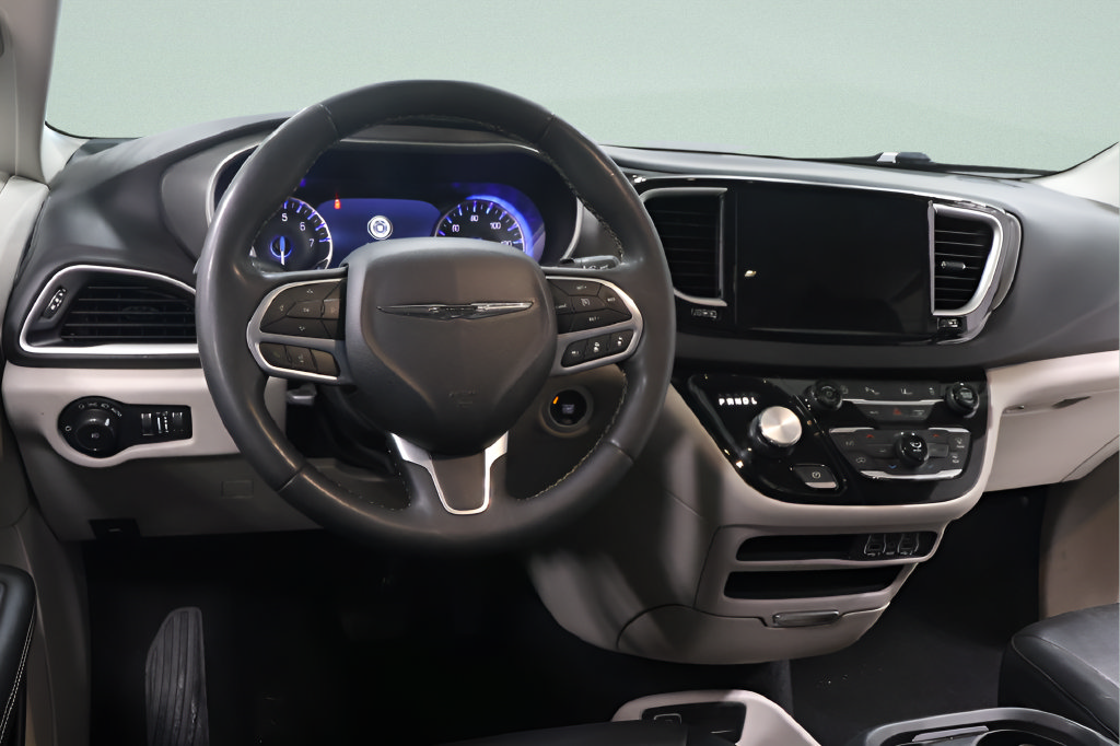 Used 2024 Chrysler Pacifica Touring-L FWD image 7