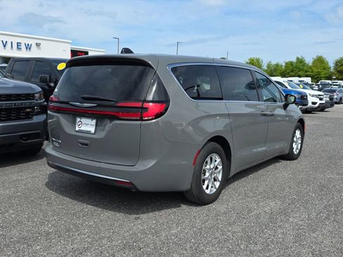 Used 2023 Chrysler Pacifica Touring-L image 5