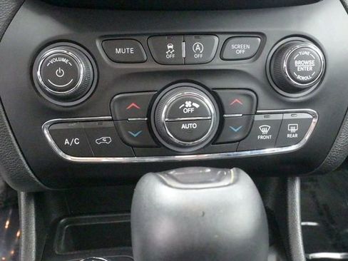 Used 2019 Jeep Cherokee Limited image 15