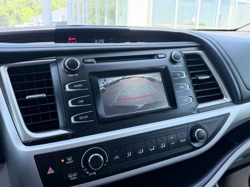 Used 2019 Toyota Highlander LE FWD image 16