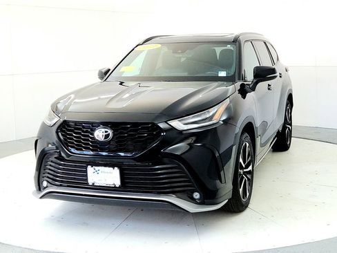 Used 2021 Toyota Highlander XSE AWD/4WD image 2