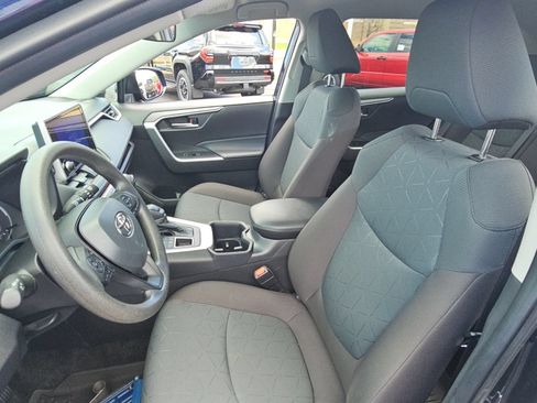 Used 2025 Toyota RAV4 XLE AWD/4WD image 25