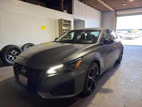 Used 2024 Nissan Altima 2.5 SR w/ SR Premium Package FWD image 1