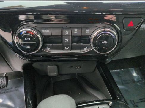 Used 2025 Chevrolet Trax RS w/ Sunroof Package image 17