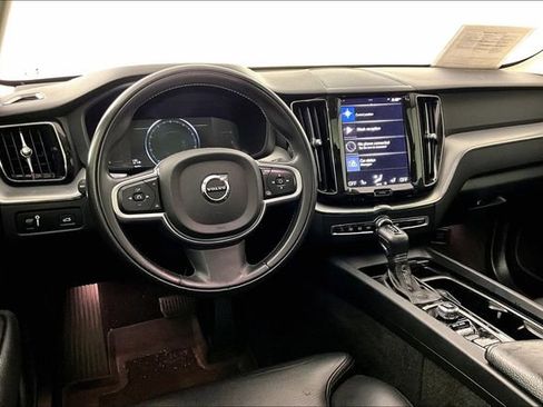 Used 2019 Volvo XC60 T5 Momentum w/ Premium Package FWD image 3
