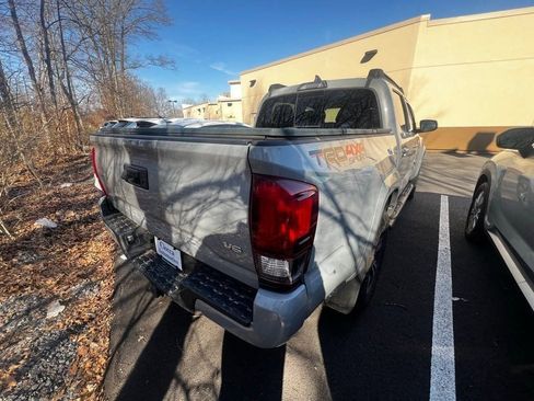 Used 2018 Toyota Tacoma TRD Sport image 9