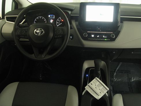 Used 2025 Toyota Corolla LE image 2