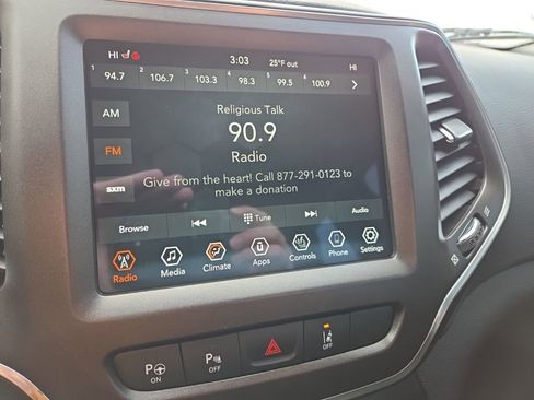 Used 2020 Jeep Cherokee Trailhawk w/ Technology Group image 42