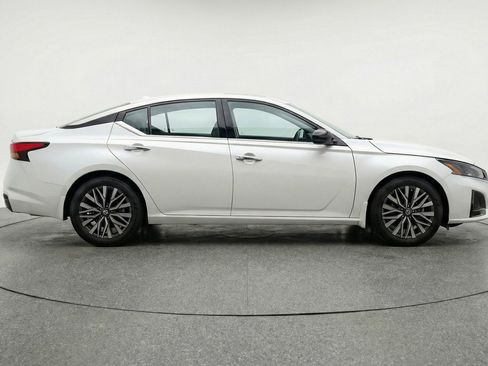 Used 2025 Nissan Altima 2.5 SV image 11