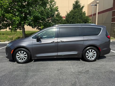 Used 2018 Chrysler Pacifica Touring-L w/ Premium Audio Group FWD image 2