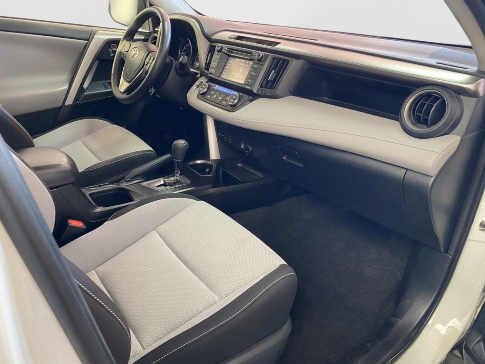 Used 2018 Toyota RAV4 XLE AWD/4WD image 8