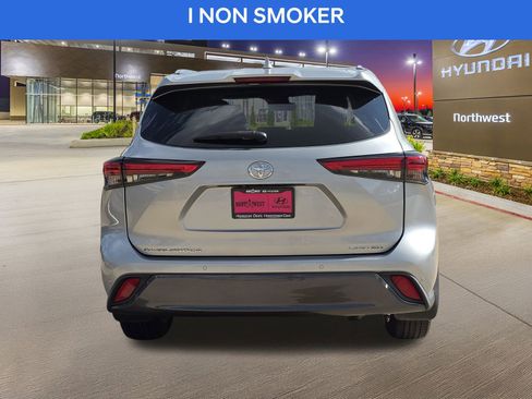 Used 2020 Toyota Highlander Limited image 8