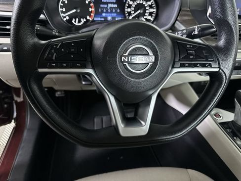 Used 2025 Nissan Altima 2.5 SV FWD image 11