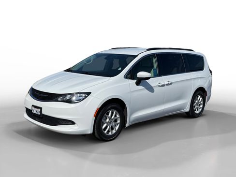 Used 2021 Chrysler Voyager Lxi FWD image 1