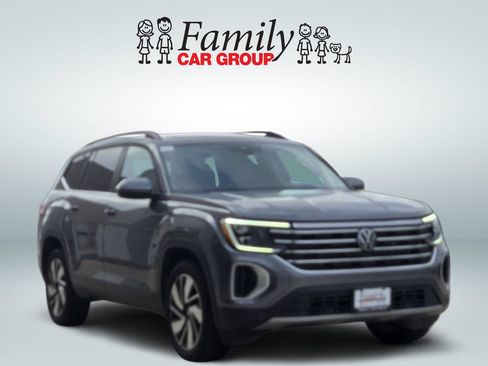 Used 2024 Volkswagen Atlas SE w/ Panoramic Sunroof Package FWD image 2