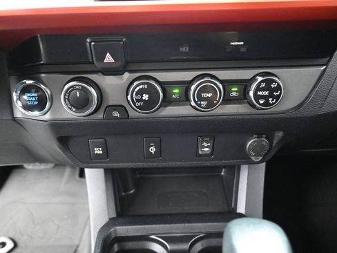 Used 2017 Toyota Tacoma TRD Off-Road w/ Tow Package (A/T) image 9