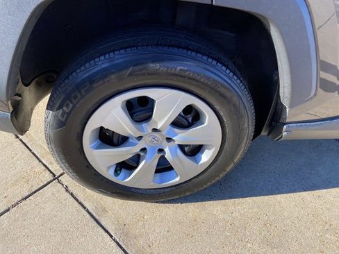 Used 2021 Toyota RAV4 LE image 30