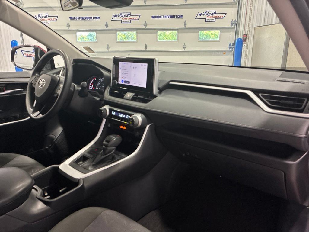 Used 2025 Toyota RAV4 XLE AWD/4WD image 39